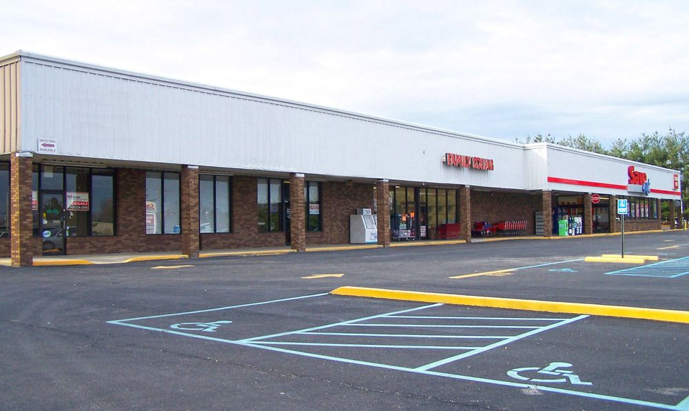 Save-A-Lot Center: 1075 East Lexington Road, Danville, KY 40422